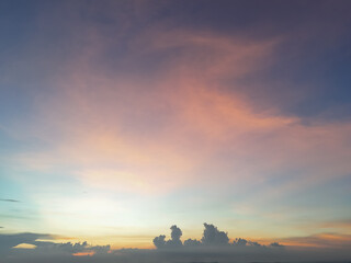 Obraz premium Beautiful Sunset Sky Gradient with Soft Clouds and Golden Hour Light