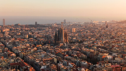 Fototapeta premium Barcelona cityscape with sagrada familia at golden hour