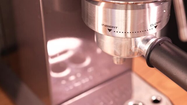 Portafilter wird an die Siebtr&auml;germaschiene angeschlossen