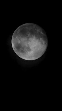 Mond hinter leichten Wolken 