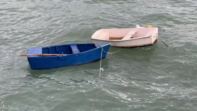 zwei Fischerboote liegen im Hafen von Lanzarote nach einem schweren Unwetter