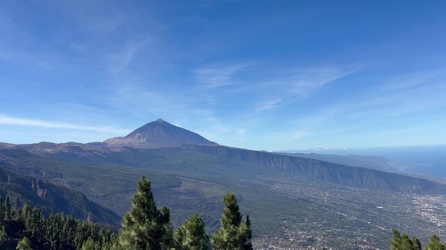 Blick aus der Ferne auf den Pico de Teide auf Teneriffa, kanarische Inseln