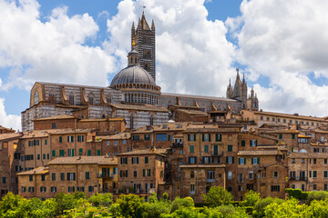 Obraz premium Historic Cityscape of Siena Cathedral and Old Town, Italy