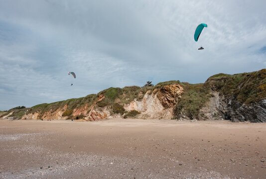 Vol en parapente au-dessus de la plage et des falaises de Saint-Brevin-les-Pins