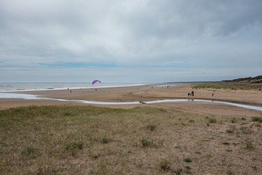 Vol en parapente au-dessus de la plage et des falaises de Saint-Brevin-les-Pins