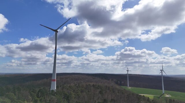 Windkraftanlage im Odenwald