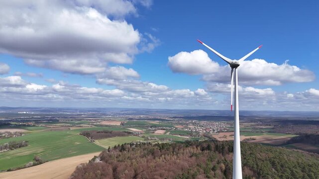 Windkraftanlage im Odenwald