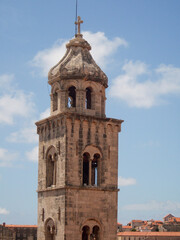 Fototapeta premium Clocher du monastère dominicain et toits de tuiles rouges de la vieille ville de Dubrovnik, Croatie