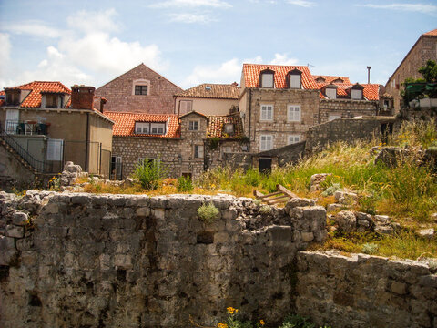 Ruines de maisons en pierre et toits de tuiles rouges dans la vieille ville m&eacute;di&eacute;vale de Dubrovnik, Croatie