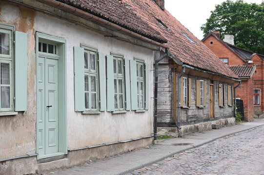 Sanierungsbed&uuml;rftige Altstadth&auml;user in Kuldiga in Lettland
