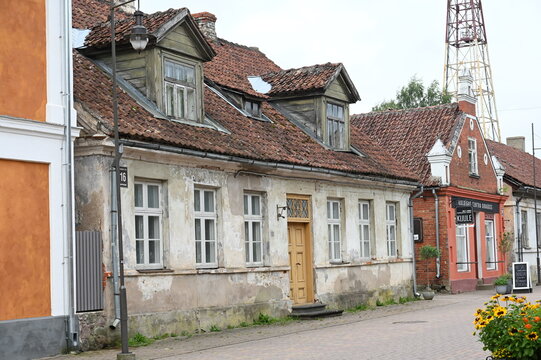 Sanierungsbed&uuml;rftige Altstadth&auml;user in Kuldiga in Lettland
