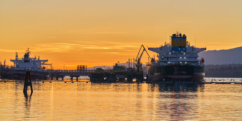 Fototapeta premium Sunset View of Burrard Inlet