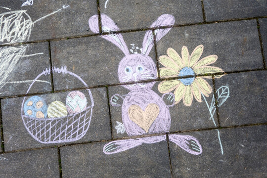 Osterhase - mit Kreide auf Betonsteine gemalt