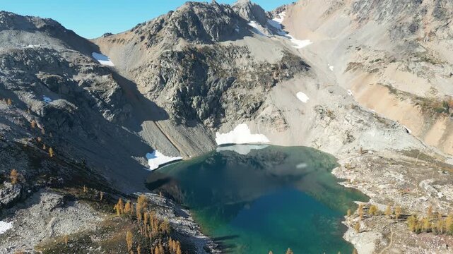Alpine lake in maple loop pass with golden larches in Washington PNW
