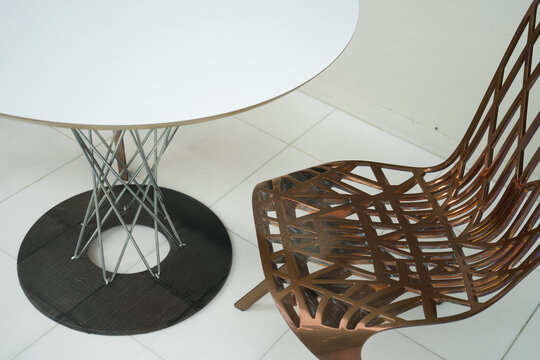 シンプルな机といす