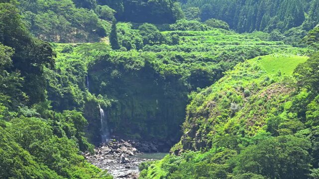 橋の上から見下ろす別世界。一筋の白い輝き
「深緑の淵へと吸い込まれる水の奇跡。南阿蘇の自然が創り出したダイナミックな景観」
阿蘇郡南阿蘇村(阿蘇長陽大橋展望台)
A different world viewed from the bridge. A single ray of white light.