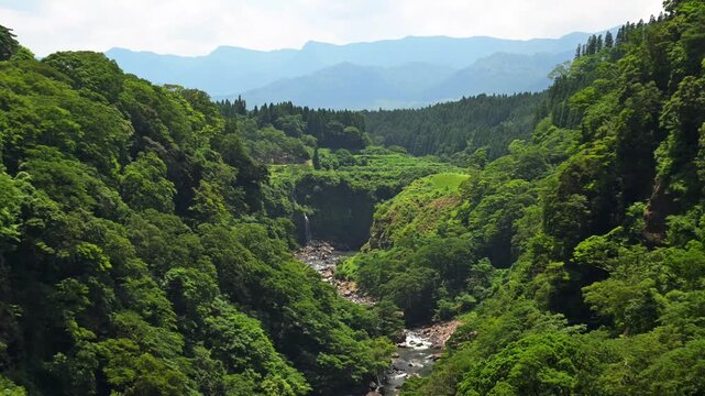 鮎返りの滝、阿蘇長陽大橋から望む新緑の峡谷と名瀑の絶景
「深緑の淵へと吸い込まれる水の奇跡。南阿蘇の自然が創り出したダイナミックな景観」
阿蘇郡南阿蘇村(阿蘇長陽大橋展望台)
Ayugaeri Falls: A breathtaking view of the lush green gorge and magnificent waterfall from the Aso Choyo Bridge.