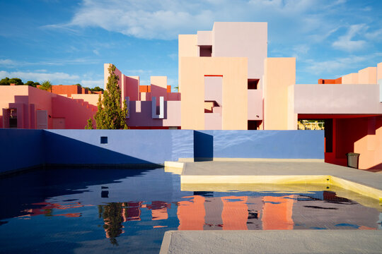 pool rooftop luxury modern architecture sunlight real estate vacation travel water summer blue sky building skyline urban empty - La Muralla Roja - Calpe, Alicante, Spain - 2025