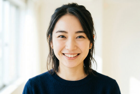 優しく微笑むナチュラルな日本人女性のポートレート Generative AI