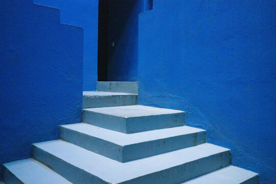 podium blue architecture stairway modern door entrance exit dark exterior room patio frame minimal building - La Muralla Roja - Calpe, Alicante, Spain - 2025