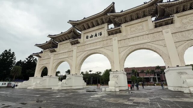 台北の中正紀念堂にある自由広場門。自由広場側から撮影（環境音付き）