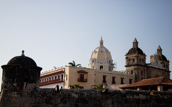 Igreja e monumentos hist&oacute;ricos em uma regi&atilde;o bastante visitada em Cartagena na Col&ocirc;mbia.