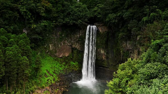大地と水が織りなす、永遠の調べ。
「五老ヶ滝。深緑の森に囲まれた断崖から垂直に流れ落ちる、雄大な直瀑の全景」
山都町(五老ヶ滝)
An eternal melody woven by the earth and water.