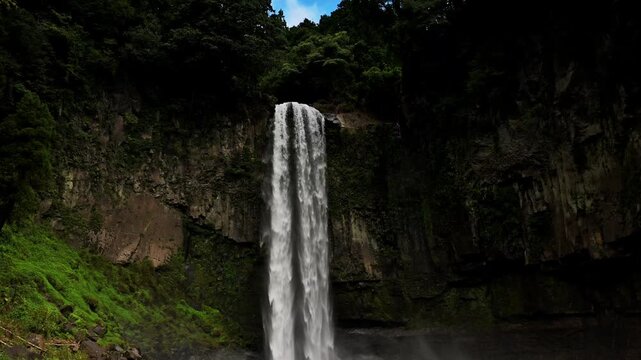 闇を裂き、光り落ちる一筋。
「五老ヶ滝の垂直落下。黒い断崖絶壁に映える白糸のような水流と深緑のコントラスト」
山都町(五老ヶ滝)
A single beam of light pierces the darkness.