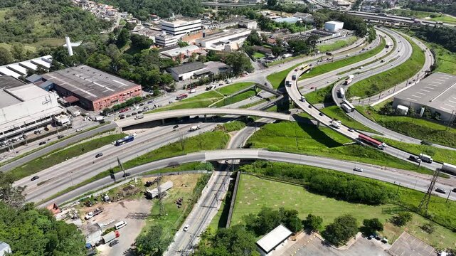 O Rodoanel M&aacute;rio Covas e a Rodovia R&eacute;gis Bittencourt, BR 116, no munic&iacute;pio de Embu das Artes, na regi&atilde;o da Grande S&atilde;o Paulo, Brasil, capturado em um sobrevoo com drone.