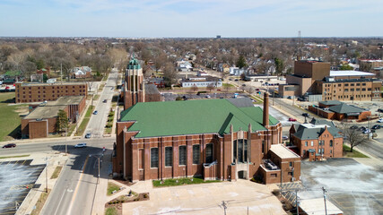 Obraz premium Drone view of historic church and surrounding city blocks in Bloomington
