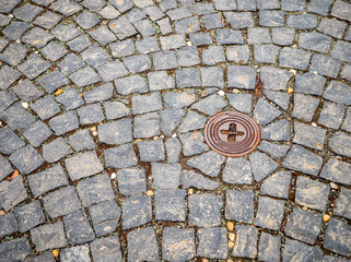Stará dláždená cesta s uzáverom vody, detail historickej ulice, čadičové kocky, mestská infraštruktúra, vintage povrch cesty v starom meste. © Marek