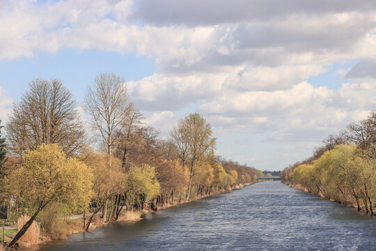 Fr&uuml;hling in Berlin; Blick &uuml;ber den Berlin-Spandauer-Schifffahrtskanal an der Jungfernheide