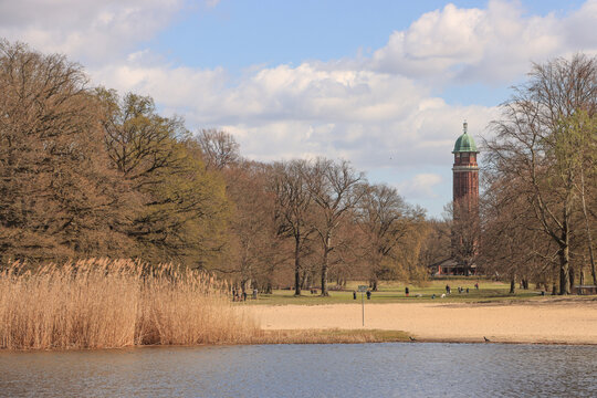 Fr&uuml;hling im Volkspark Jungfernheide; Blick &uuml;ber den Jungfernheide zum Wasserturm