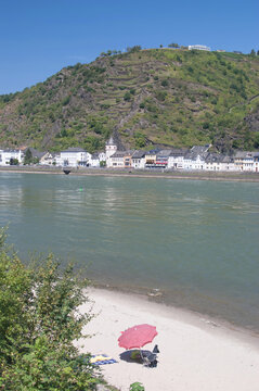 Sankt Goarshausen with the Dreiburgenblick viewpoint on the Rheinsteig long-distance hiking trail, Upper Middle Rhine Valley, Loreley District, Germany