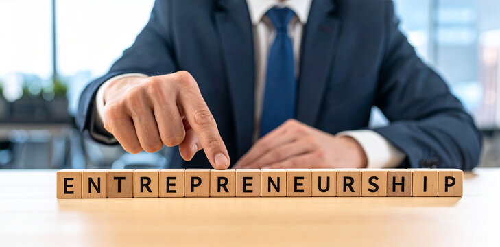 Entrepreneurship - Geschäftsmann zeigt auf das Wort "Entrepreneurship"