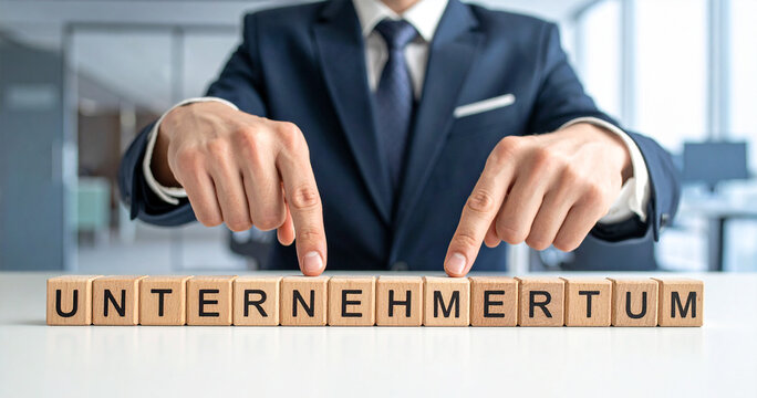 Unternehmertum - Geschäftsmann zeigt auf das Wort "Unternehmertum"