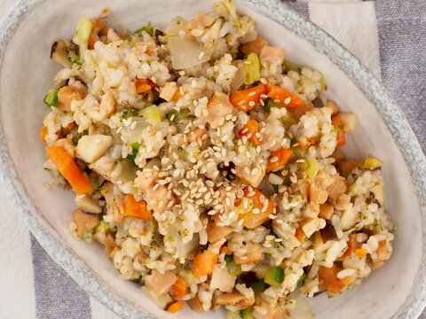 아시아 음식 햄과 채소를 섞은 볶음밥