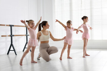 Obraz premium Ballet teacher having class with children in dance studio