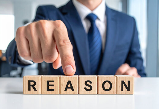 Reason - Geschäftsmann zeigt auf das Wort "Reason"