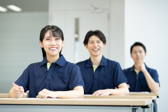 研修を受ける若い介護福祉士　撮影協力：学校法人電波学園　東京電子専門学校