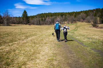 Fototapeta premium people on a mountain trail on a sunny day