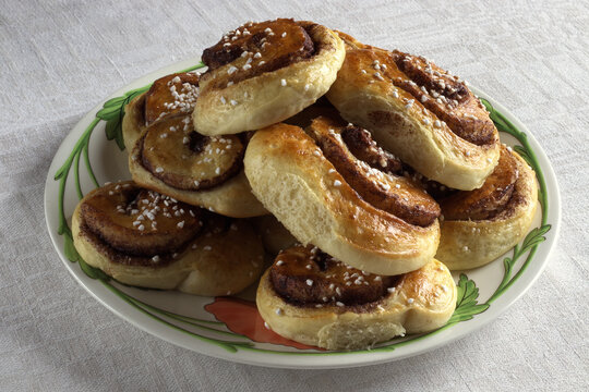 Swedish cinnamon rolls on a plate fresh out of the owen