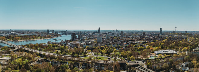Panorama Luftaufnahme Köln: Skyline mit Dom, Rhein und Brücke im Frühling © Mattes Meurer