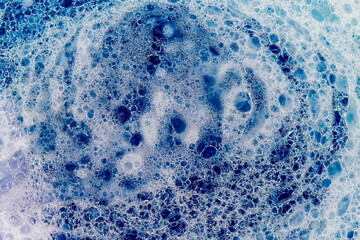 Texture astratta di emulsione di acqua , olio e detergente con colorante all'anilina e aggiunta di solvente © ematon