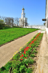Obraz premium Veliky Novgorod Russia. The bell tower of Yuriev Monastery and the beautiful tulips on the foreground
