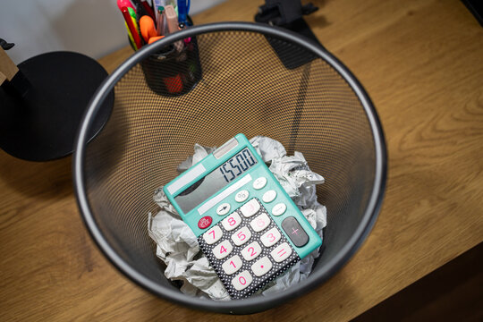 Discarding the calculator, signaling financial failure and business crisis