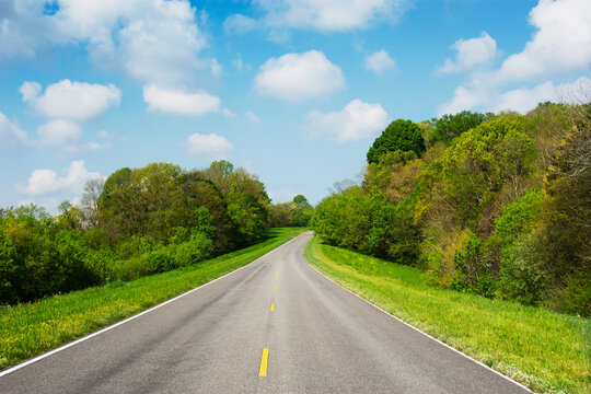 Empty Natchez Trace Parkway in summer