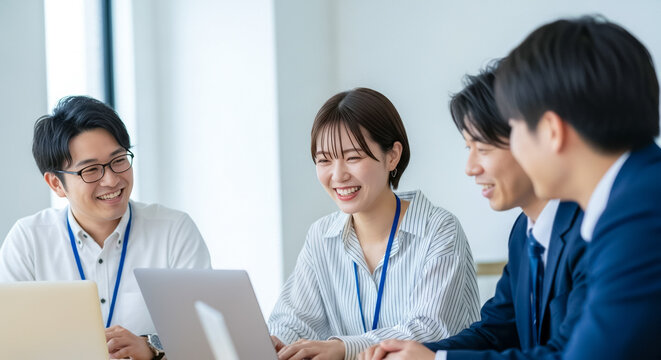 オフィスでパソコンと共にミーティングを行うビジネスチーム
