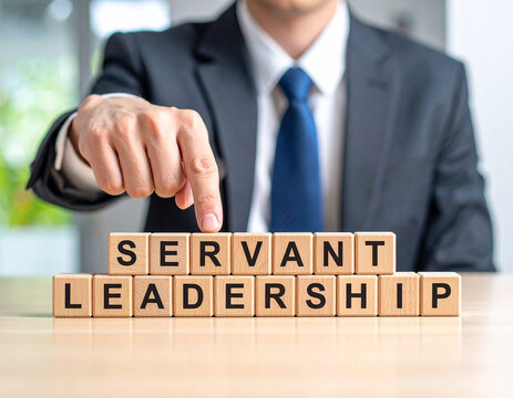 Servant Leadership - Geschäftsmann zeigt auf das Wort "Servant Leadership"