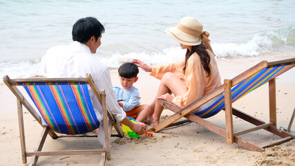 Obraz premium Concept of a family traveling and relaxing at the beach.